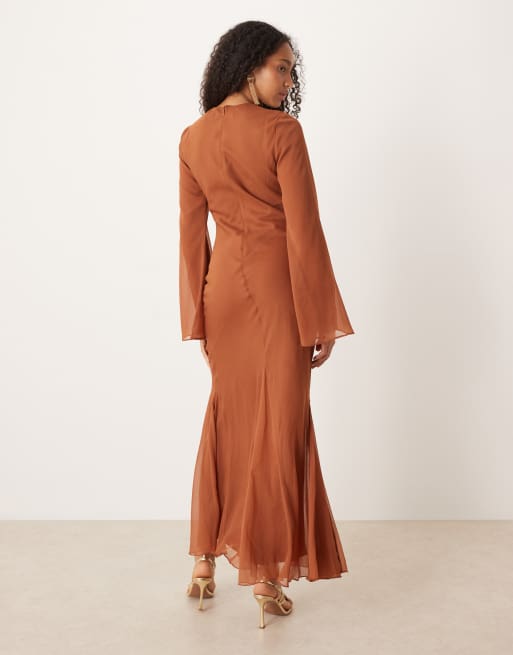 Vestido largo color óxido oscuro con mangas acampanadas de ASOS DESIGN, 3 de 4