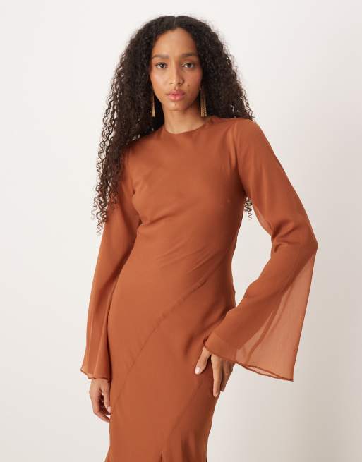 Vestido largo color óxido oscuro con mangas acampanadas de ASOS DESIGN, 4 de 4