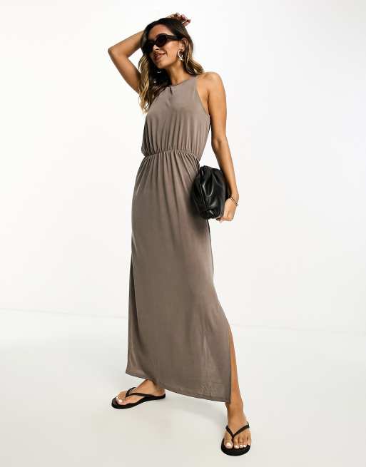 Vestido largo color piedra ceñido con cuello de nadadora y aberturas laterales de Vila
