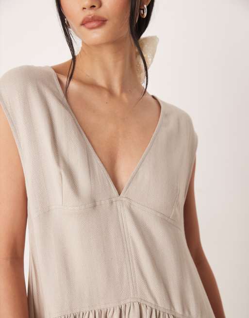 Vestido largo color piedra extragrande con cuello de pico pronunciado de ASOS DESIGN, 2 de 4