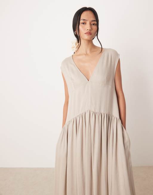 Vestido largo color piedra extragrande con cuello de pico pronunciado de ASOS DESIGN, 3 de 4