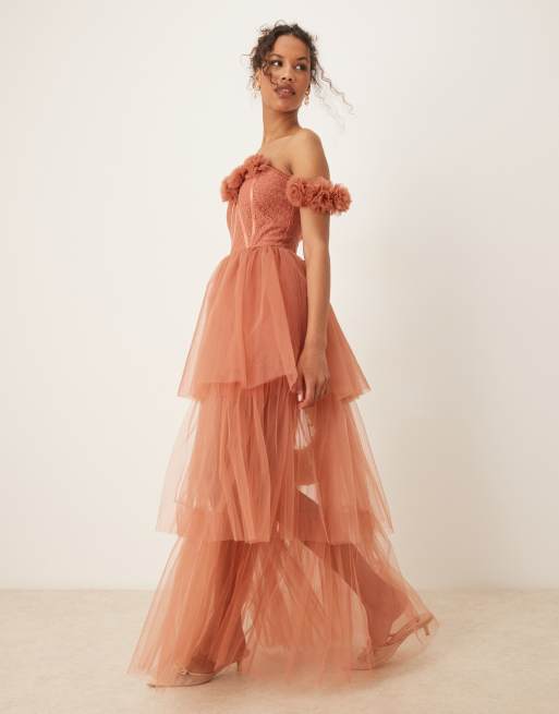 Vestido largo color terracota rosado con cuerpo estilo corsé y detalle floral de Lace & Beads