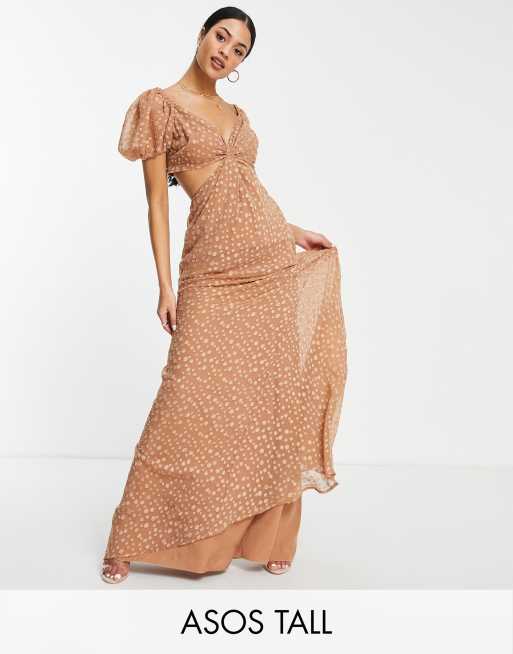 Vestido largo color topo con estampado de lunares y detalle retorcido en la parte delantera de sat n de ASOS DESIGN Tall