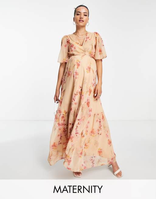 Vestido largo color topo cruzado con detalle de lazada y estampado floral fucsia de Hope & Ivy Maternity