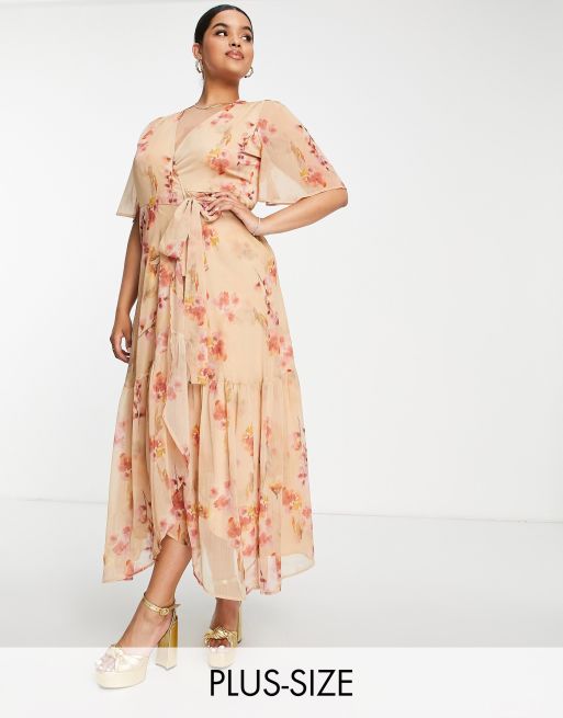 Vestido largo color topo cruzado con estampado floral fucsia y lazada de Hope & Ivy Plus