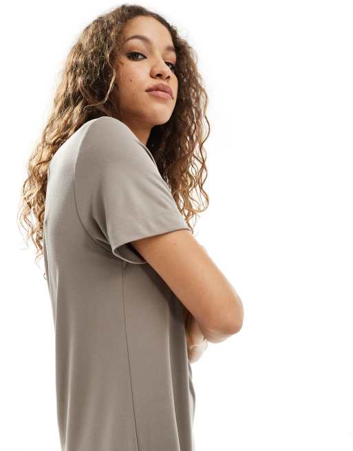 Vestido largo color topo estilo camiseta de tejido supersuave de Monki, 2 de 4
