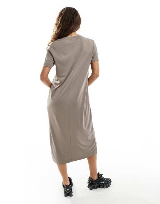 Vestido largo color topo estilo camiseta de tejido supersuave de Monki, 3 de 4