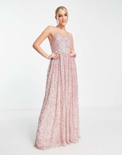 Vestido largo color topo rosado con espalda cruzada y diseño integral adornado de Maya