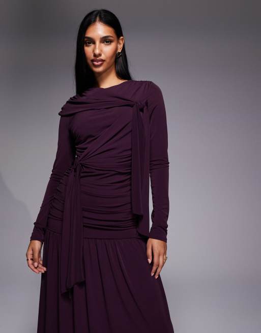Vestido largo color vino fruncido con detalle de lazada de Daska, 2 de 4