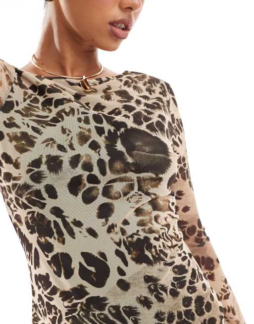 Vestido largo con estampado animal, espalda escotada y mangas ángel de malla de ASOS DESIGN, 3 de 4