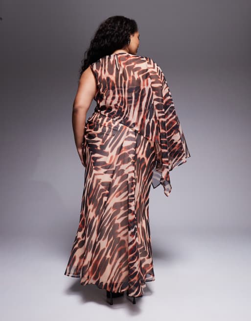 Vestido largo con estampado animal, mangas estilo capa superpuesta y falda drapeada de ASOS DESIGN Curve, 3 de 4