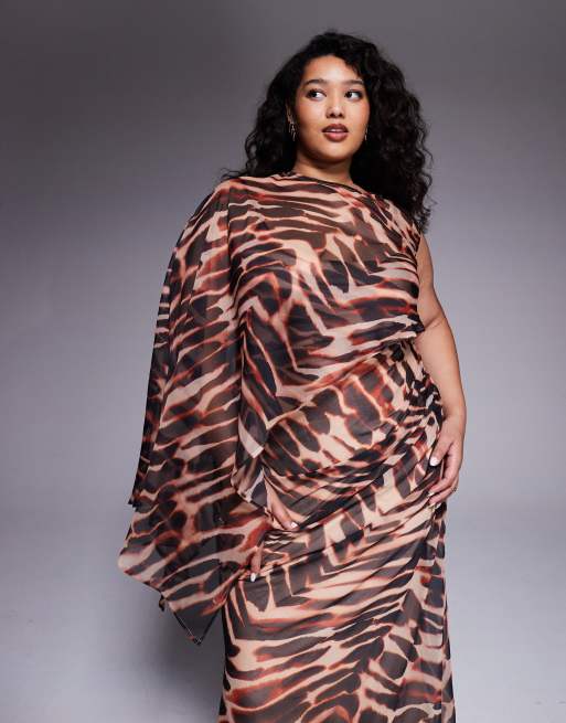 Vestido largo con estampado animal, mangas estilo capa superpuesta y falda drapeada de ASOS DESIGN Curve, 4 de 4