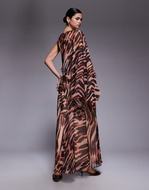 Vestido largo con estampado animal, mangas estilo capa superpuesta y falda drapeada de ASOS DESIGN, 4 de 4