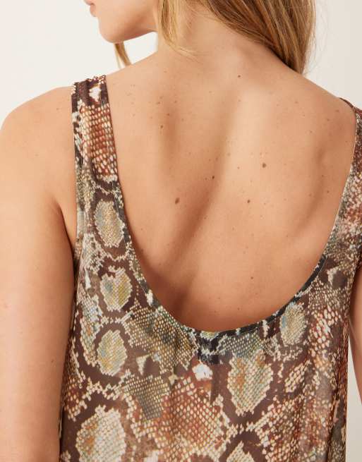 Vestido largo con estampado de serpiente y cintura baja de chifón de ASOS DESIGN, 2 de 4