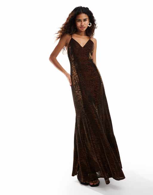 Vestido largo con estampado de tigre y espalda abierta de devoré aterciopelado de Amy Lynn