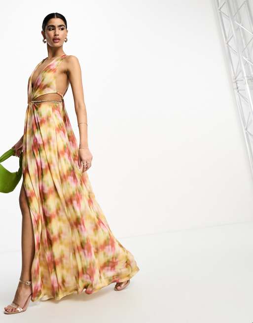 Vestido largo con estampado difuminado, escote pronunciado y detalle de cadena dorada de ASOS DESIGN