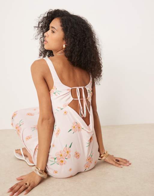Vestido largo con estampado floral, pecho fruncido y espalda desbocada de ASOS DESIGN, 3 de 4