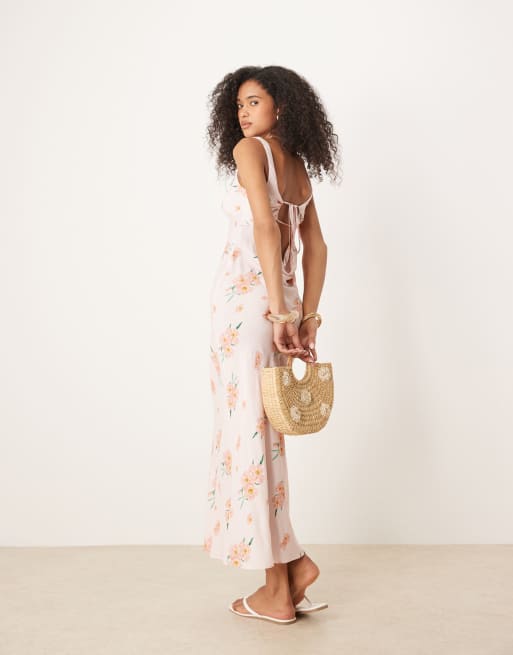 Vestido largo con estampado floral, pecho fruncido y espalda desbocada de ASOS DESIGN, 4 de 4