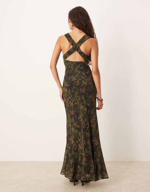 Vestido largo con estampado floral, tirantes cruzados en la espalda y volante en el bajo de ASOS DESIGN