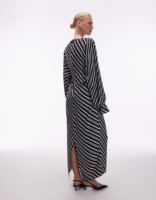Vestido largo con raya diplomática y mangas de murciélago de satén de ASOS DESIGN, 3 de 4