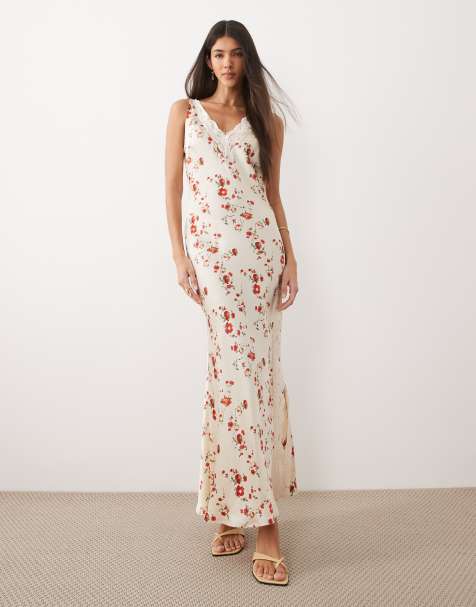 Vestido largo crema de satén mate con estampado floral rojo y cuello de pico con ribete de encaje de ASOS DESIGN - view 1