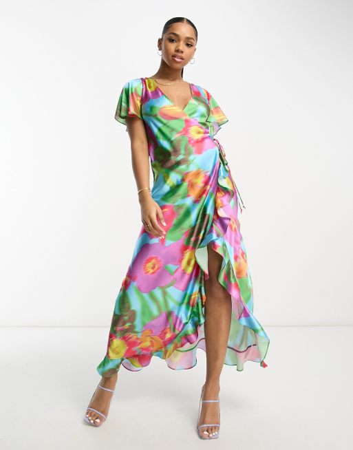 Vestido largo cruzado con detalle de volantes y estampado floral grande llamativo de satén de ASOS DESIGN