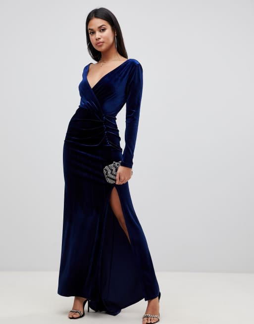 Vestido largo cruzado en azul marino de terciopelo TFNC | ASOS