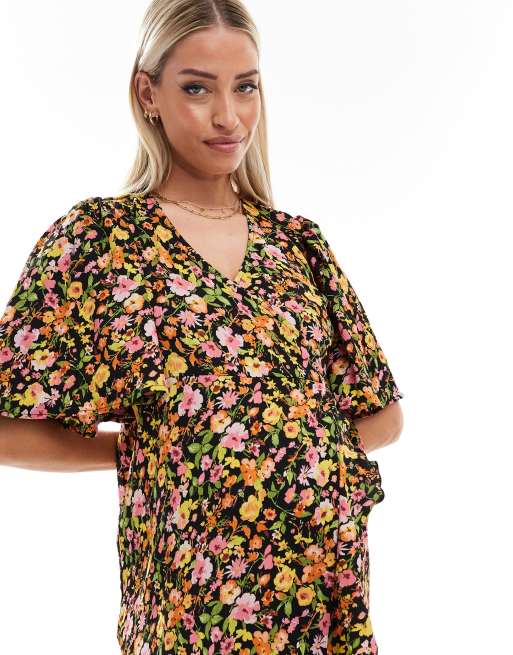 Vestido largo cruzado en la parte delantera con estampado floral sobre base oscura de Vero Moda Maternity, 3 de 4