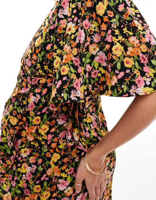 Vestido largo cruzado en la parte delantera con estampado floral sobre base oscura de Vero Moda Maternity, 4 de 4