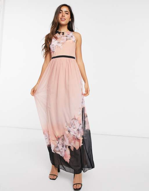 Vestido largo de color melocotón con estampado de flores de Little Mistress