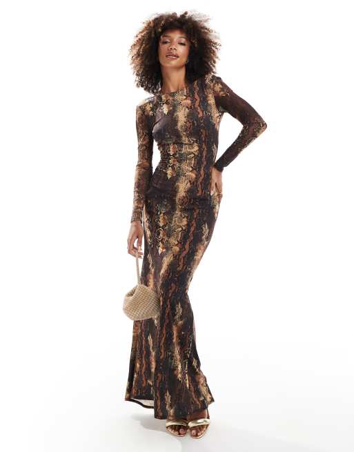 Vestido largo de corte sirena con estampado de serpiente y mangas traslúcidas de Flounce London 