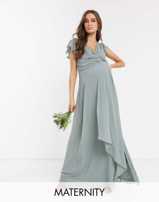 Vestido largo de dama de honor con detalle de volantes y manga acampanada en color salvia de TFNC Maternity