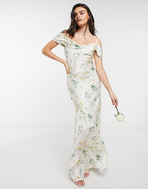 Vestido largo de dama de honor con hombros descubiertos, cuello desbocado y diseño floral con base marfil de Hope & Ivy