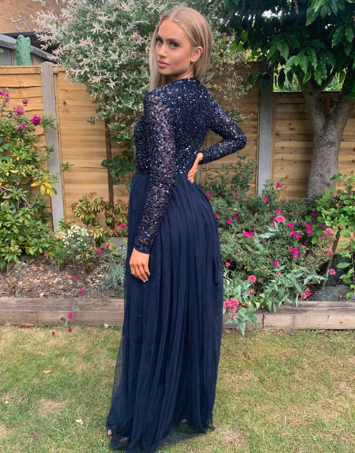 Vestido largo de dama de honor en tul azul marino con manga larga