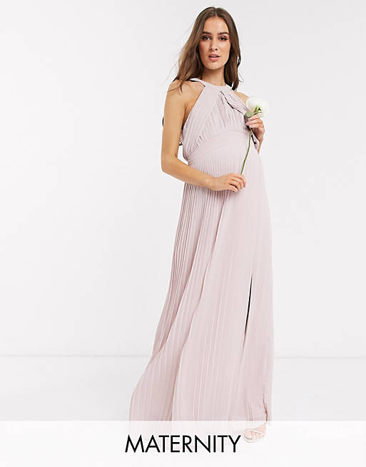 Vestido largo de dama de honor plisado en rosa de TFNC Maternity