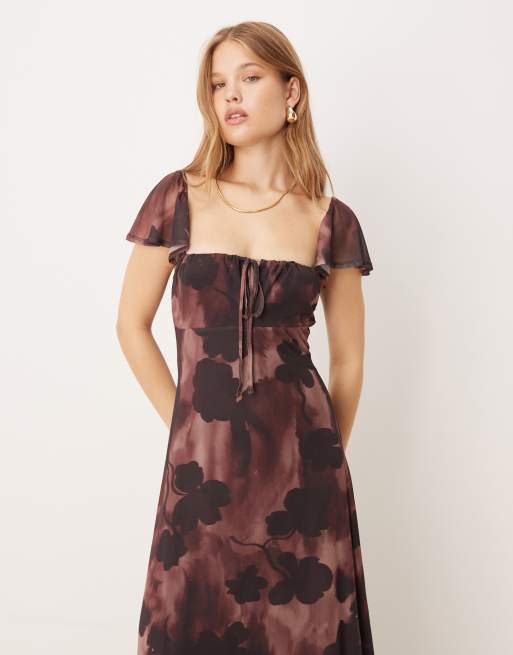 Vestido largo de estilo mesonera con estampado floral y mangas abullonadas de malla de ASOS DESIGN, 2 de 4
