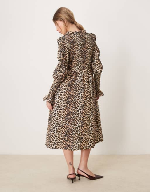 Vestido largo de manga larga con estampado de leopardo y detalles fruncidos de YAS, 3 de 4