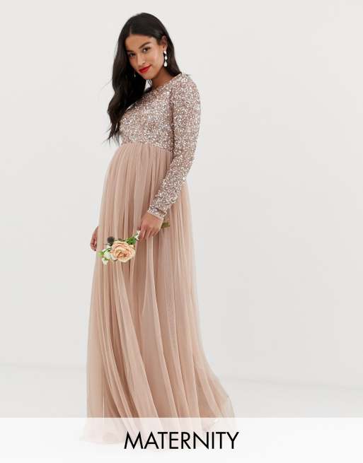 Vestido largo de manga larga de dama de honor con delicada falda de tul y lentejuelas en rosado topo de Maya Maternity