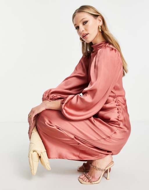 Vestido largo de tarde rosa con cuello desbocado y mangas abullonadas de satén de ASOS DESIGN, 3 de 4