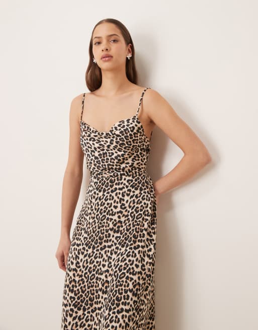 Vestido largo de tirantes con estampado de leopardo y cuello desbocado de satén de VILA, 4 de 4