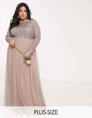 Vestido largo de tul de dama de honor con diseño de manga larga y espalda en V con capa superior de lentejuelas delicadas a tono en color blush topo de Maya Plus