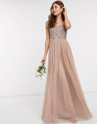 Vestido largo de tul sin mangas con escote cuadrado y capa superior de lentejuelas delicadas a tono en color blush topo de dama de honor de Maya