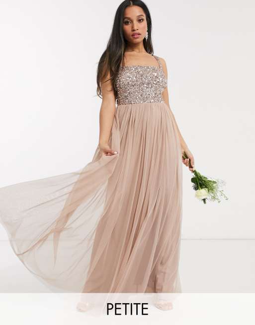 Vestido largo de tul sin mangas con escote cuadrado y detalle de delicadas lentejuelas a tono en color blush topo de dama de honor de Maya Petite