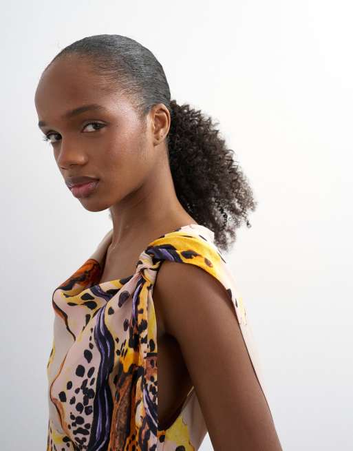 Vestido largo drapeado con estampado de orquídeas y lazada al cuello de Topshop, 2 de 4