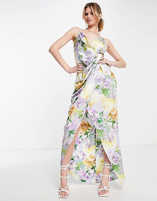 Vestido largo en tonos pastel suaves de tirantes con estampado floral y diseño cruzado de Liquorish