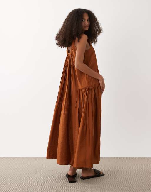 Vestido largo escalonado con cuello ancho de tejido técnico de ASOS DESIGN, 4 de 4