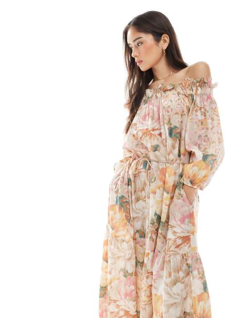Vestido largo escalonado con estampado de peonías y escote Bardot de Vero Moda, 4 de 4