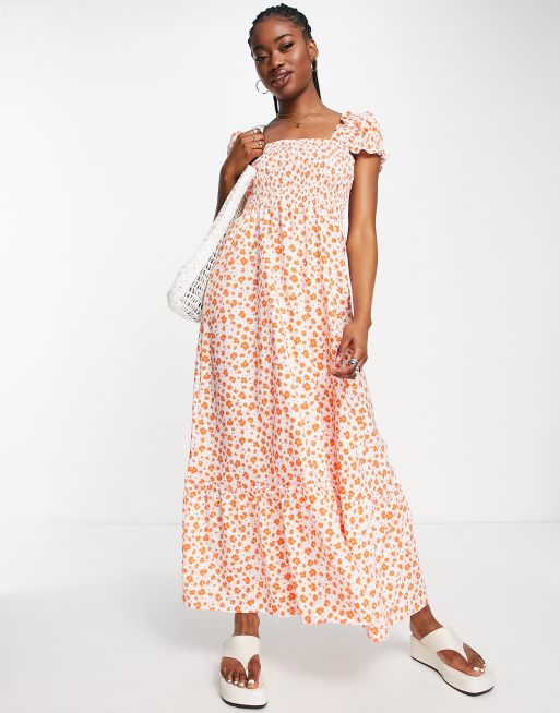 Vestido largo escalonado con estampado floral de QED London