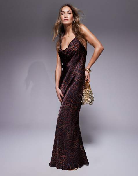Vestido largo escotado con cuello halter desbocado y estampado de leopardo de satén de ASOS DESIGN - view 1