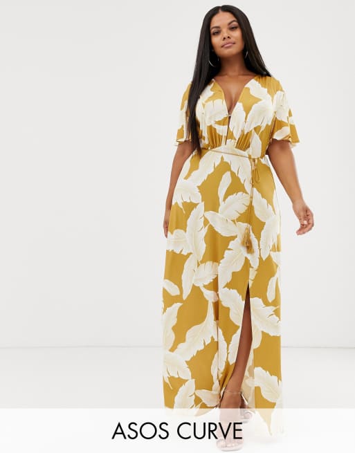 Vestido largo floral con manga acampanada y cinturón con borlas de ASOS DESIGN Curve